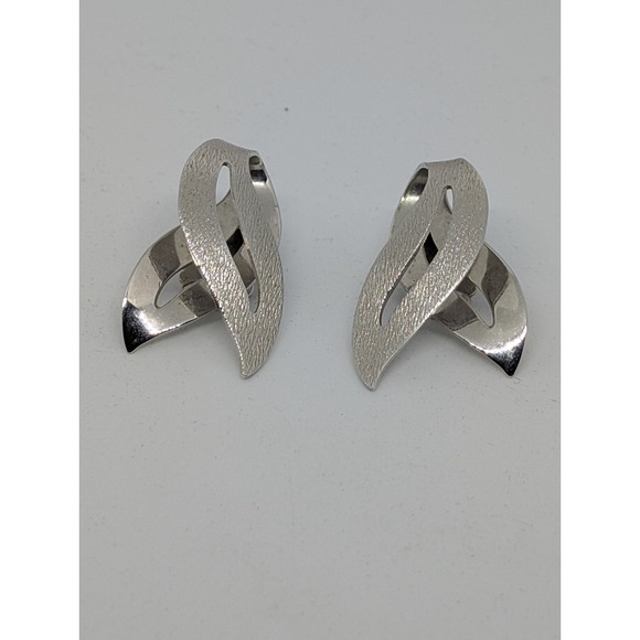 Vintage Sarah Coventry Clip Earrings SATIN FLAME Silver Tone Classic - Picture 1 of 8